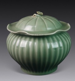 璀璨的明珠 龙泉青瓷，千年青韵的永恒之美